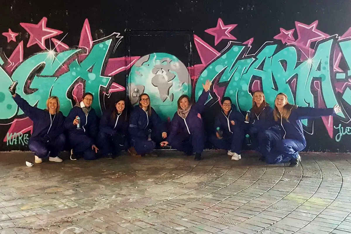 Junggesellinnenabschied in Stuttgart: Braut und Freundinnen vor ihrem gesprühten XXL-Graffiti