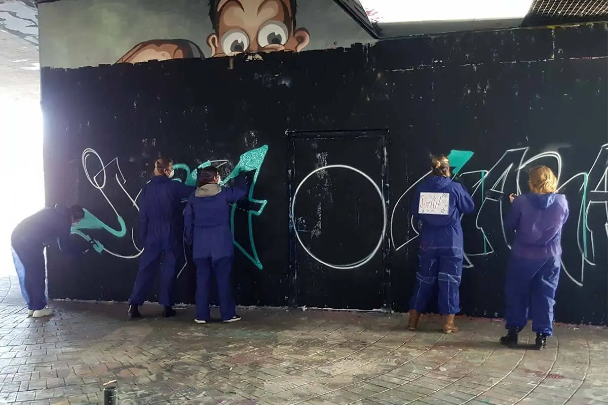 Junggesellinnenabschied in Stuttgart: Braut und Freundinnen vor ihrem gesprühten XXL-Graffiti