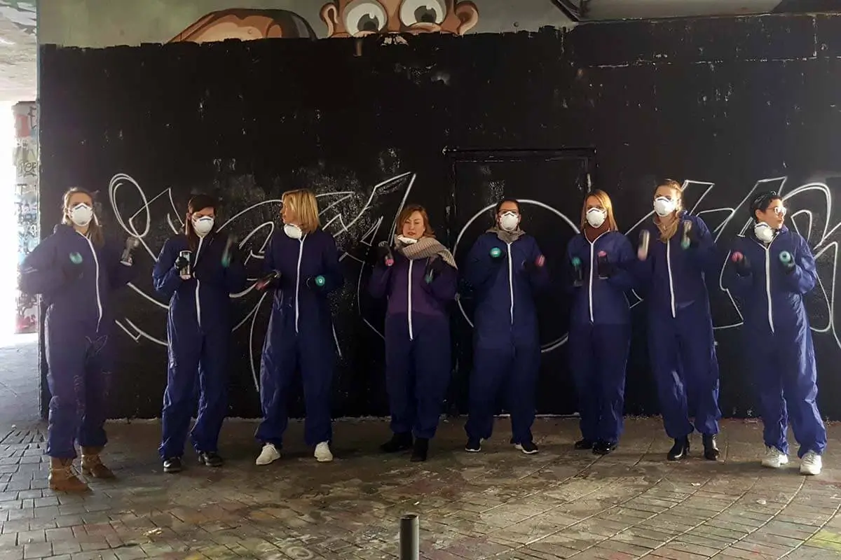 Junggesellinnenabschied in Stuttgart: Braut und Freundinnen vor ihrem gesprühten XXL-Graffiti