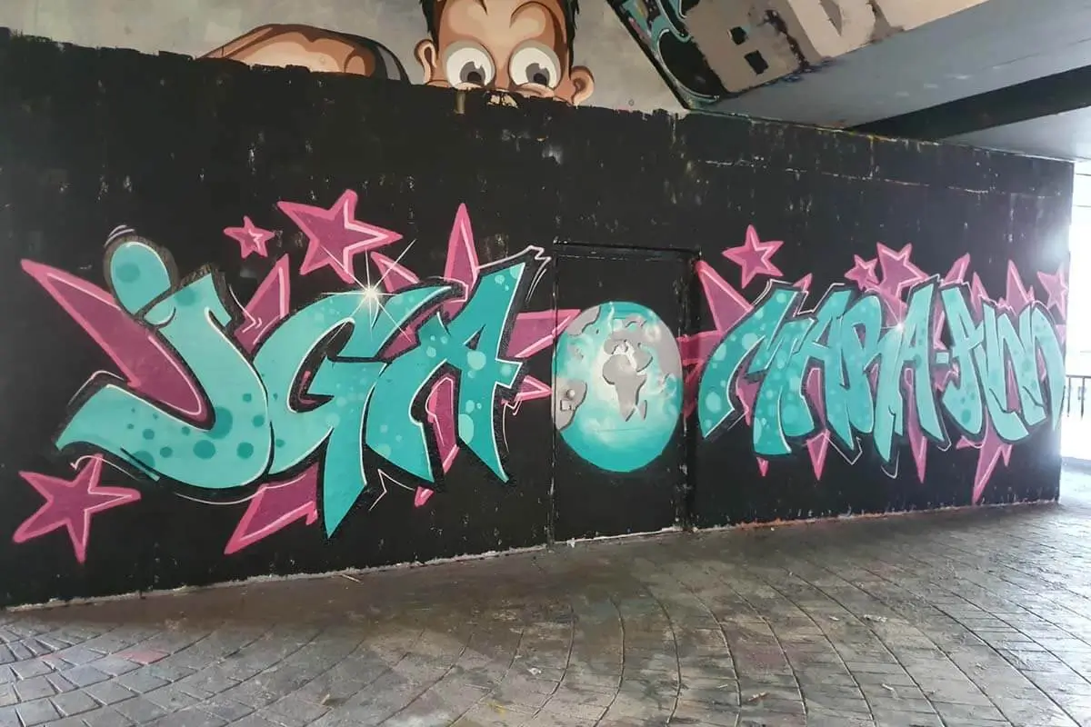 Junggesellinnenabschied in Stuttgart: Braut und Freundinnen vor ihrem gesprühten XXL-Graffiti