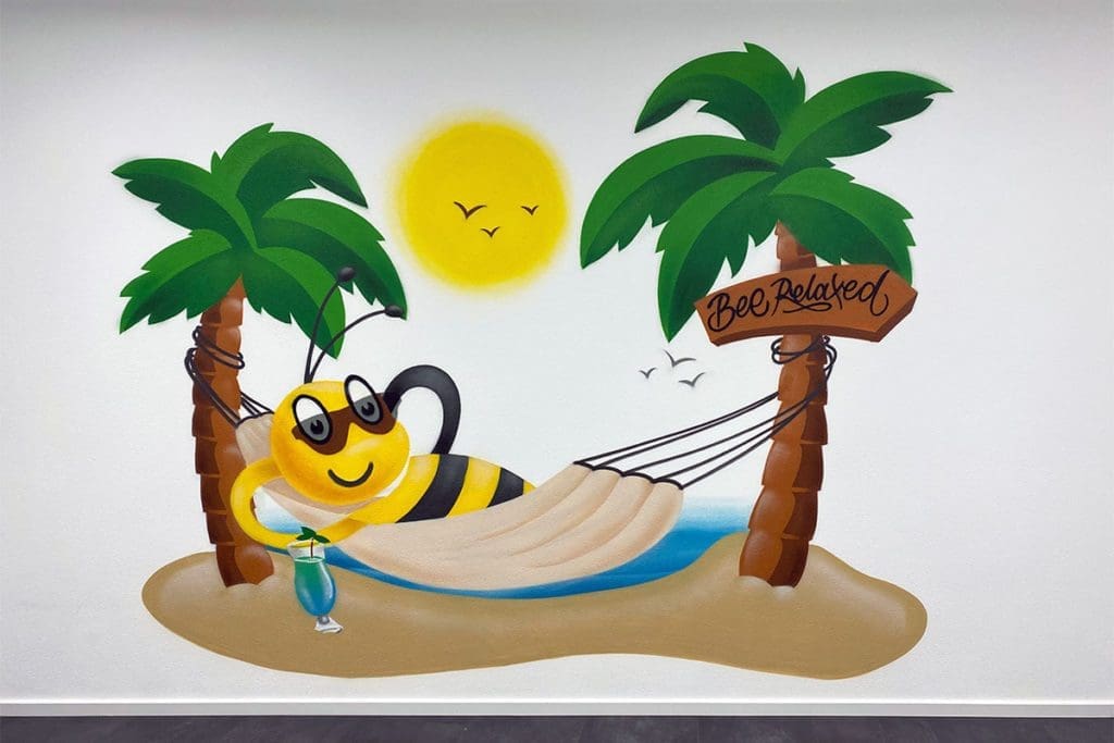 Loadbee beauftrage uns für eine Graffiti Raumgestaltung in Ihren Stuttgarter Büros. Moritz besprühte den Aufenthaltsraum der Mitarbeiter mit einer Biene.