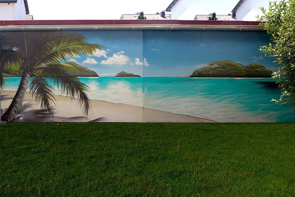 Für unseren Kunden auf Türkheim, gestaltetet Chris die Außenwand Ihres Carports mit einem Urlaub Strandszene aus Sommer, Sonne, Strand und Meer.