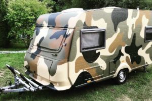 Graffiti Fahrzeuggestaltung - Bernad besprühte in Calw den Wohnwagen und Verkaufswagen im verrückten Militär Camouflage Muster.