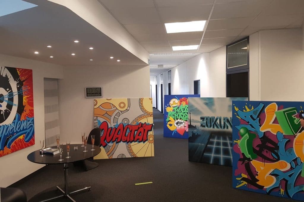 Moritz und Chris gestalteten die maßgefertigten Leinwände in einer Mix-Media-Technik. Zum Einsatz kamen unter anderen Sprühdosen, Pinsel und Acryllack Marker.