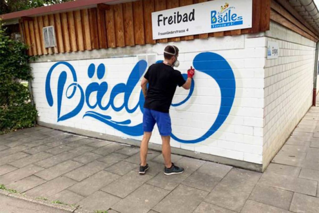 Der Stettener Bädlesverein e.V. hat uns für eine Graffiti Neugestaltung des Eingangsbereichs Ihres Freibads beauftragt.