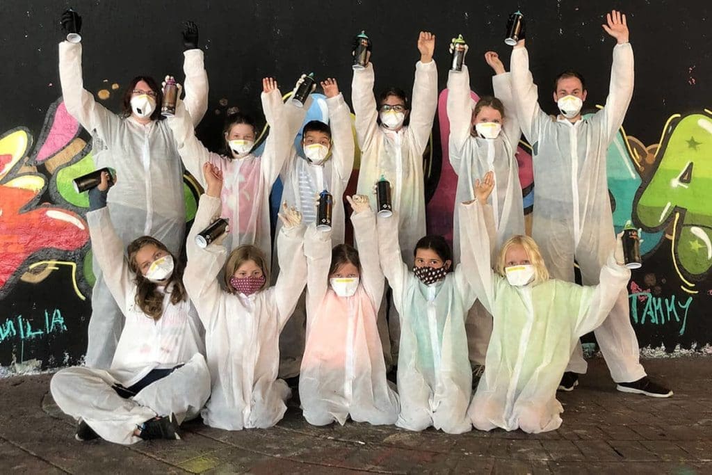 Um den 10. Geburtstag von Jamie gebührend zu feiern, haben wir von Graffiti-Stuttgart mit ihren Gästen ein coolen Graffiti Kindergeburtstag an der Hall of Fame Stuttgart Bad Cannstatt gefeiert.