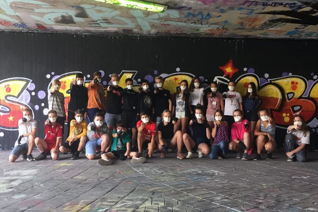 Klassenfahrt mal anders! Wir von Graffiti Stuttgart haben mit der 7. Klasse der Graffiti Klassenfahrt Gymnasium Friedrich II. aus Lorch auf Ihrer Klassenfahrt ein cooles Graffiti in der Hall of Fame Stuttgart gesprüht.