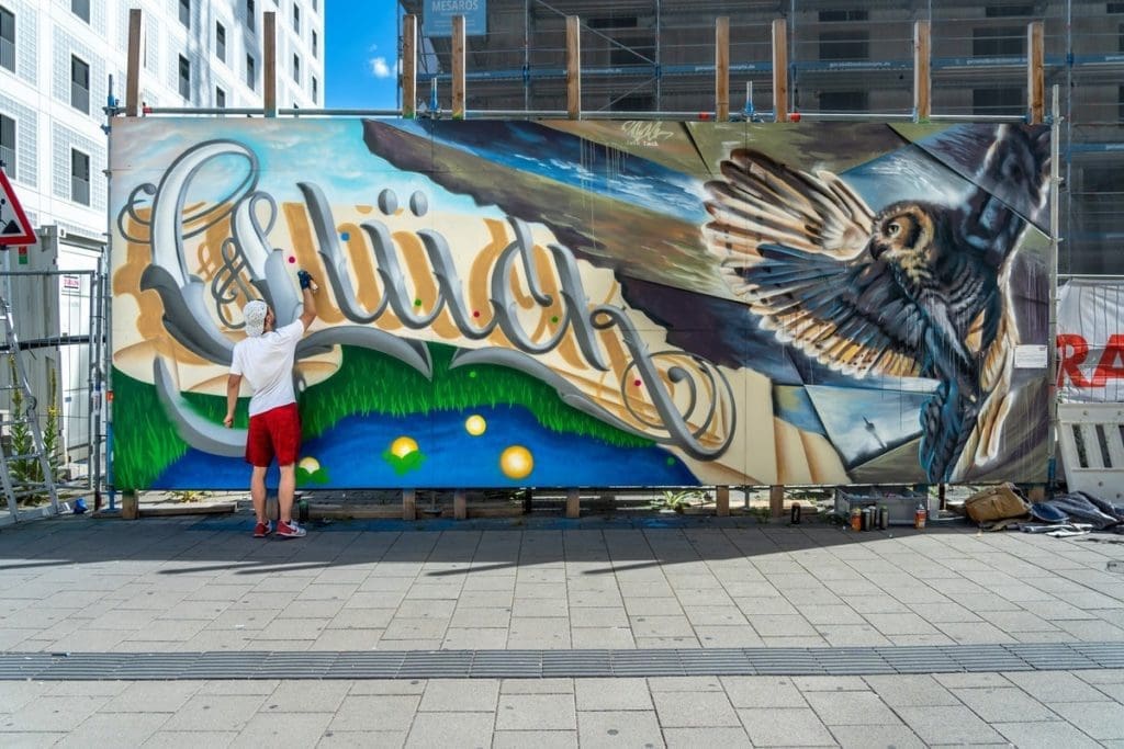 Für unser Projekt “Baustelle trifft Kunst” dass wir in Zusammenarbeit mit der Ed Züblin AG Stuttgart organisieren, haben Moritz und Roman einer Baustelle in Stuttgart den Bauzaun gestaltet.