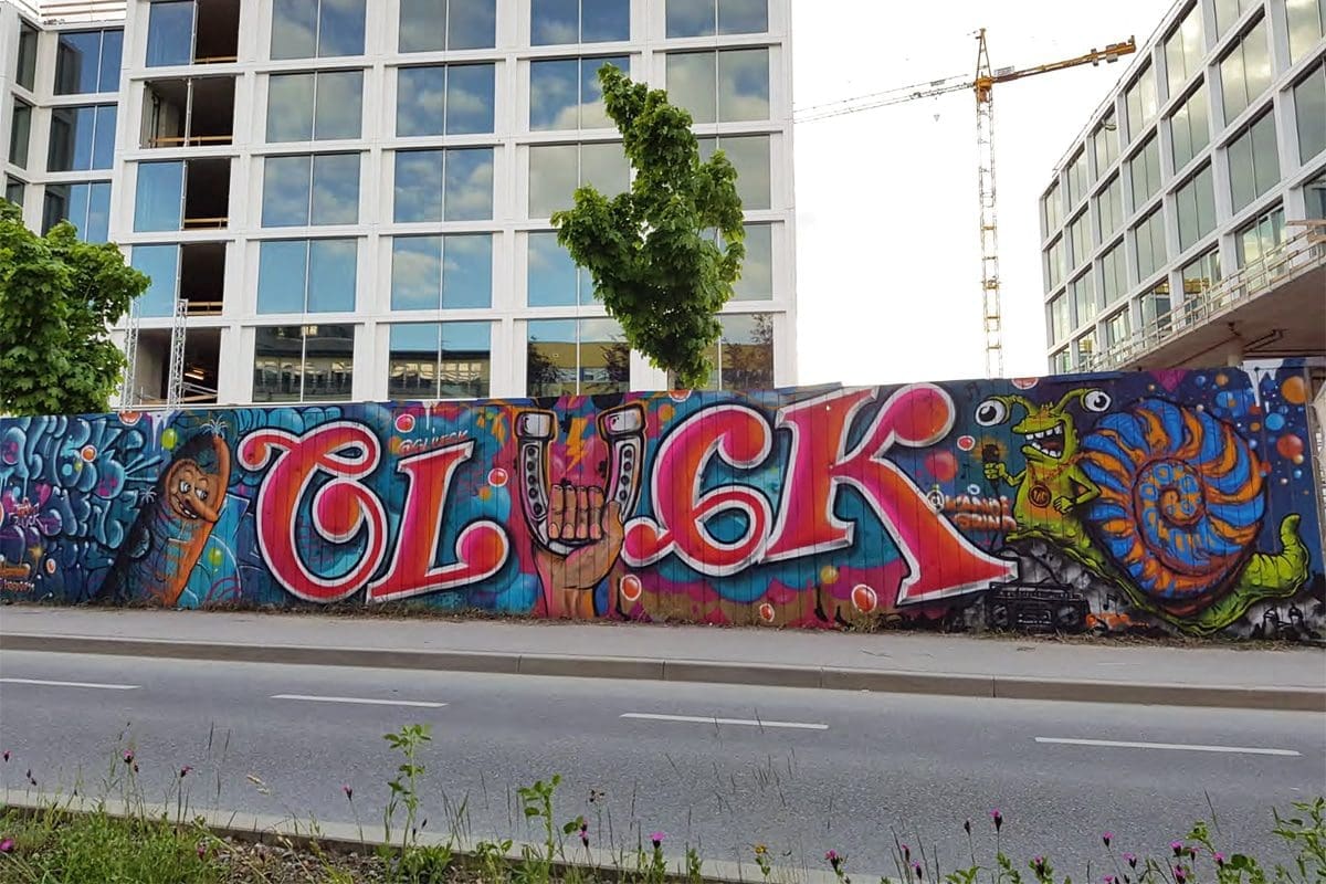 Für unser Projekt “Baustelle trifft Kunst” dass wir in Zusammenarbeit mit der Ed Züblin AG Stuttgart organisieren, haben Moritz, David und Christoph an einer Baustelle in Vaihingen den Bauzaun gestaltet.