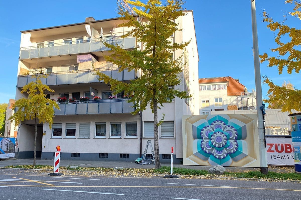 Für unser Projekt “Baustelle trifft Kunst” dass wir in Zusammenarbeit mit der Ed Züblin AG Stuttgart organisieren, hat Moritz an einer Baustelle in Heilbronn den Bauzaun gestaltet.