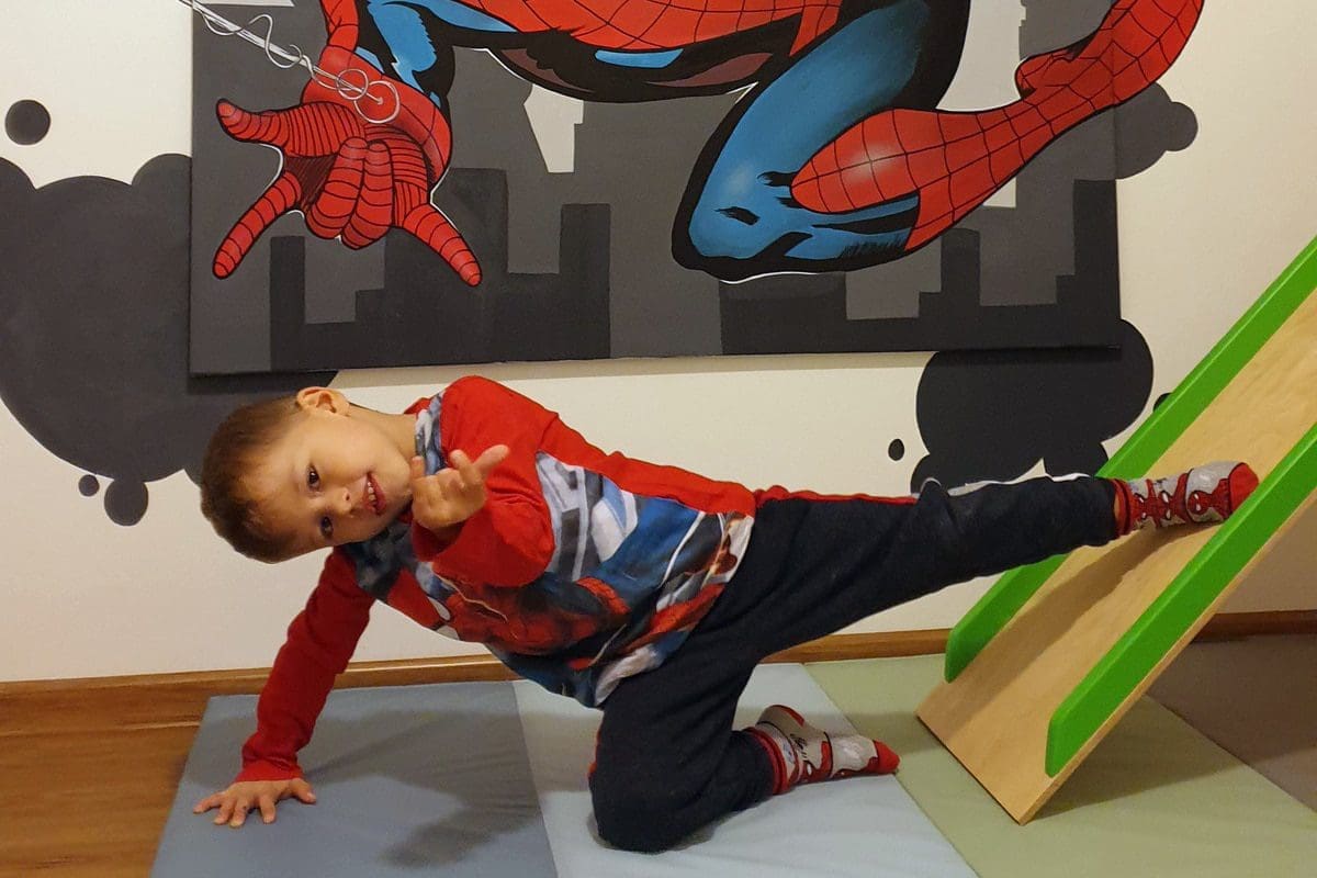 Für unseren 5-jährigen Klettermax Alexander aus Leinfelden-Echterdingen haben wir eine Wand von seinem Kinderzimmer mit einem farbenfrohen Spider-Man Graffiti gestaltet.