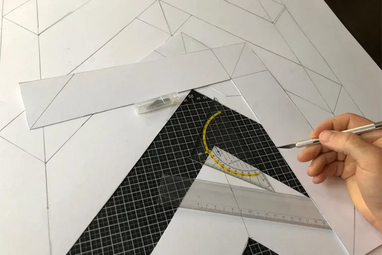 Blaue Pfeilmarkierung als Graffiti-Wegführung am Wiener Platz Stuttgart-Feuerbach