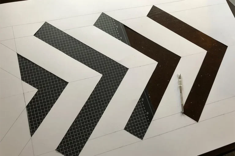 Blaue Pfeilmarkierung als Graffiti-Wegführung am Wiener Platz Stuttgart-Feuerbach