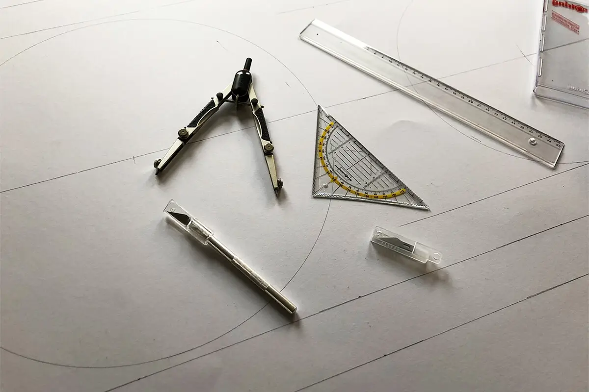 Blaue Pfeilmarkierung als Graffiti-Wegführung am Wiener Platz Stuttgart-Feuerbach