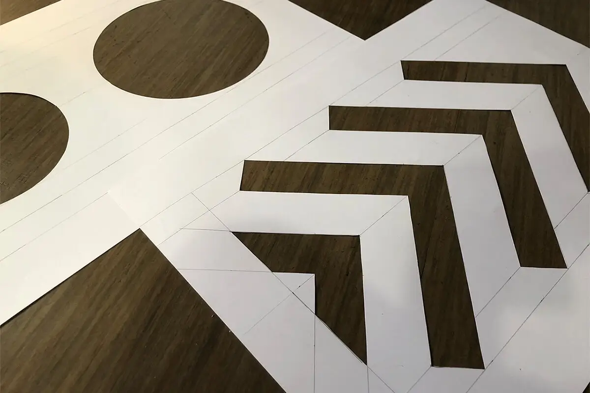 Blaue Pfeilmarkierung als Graffiti-Wegführung am Wiener Platz Stuttgart-Feuerbach