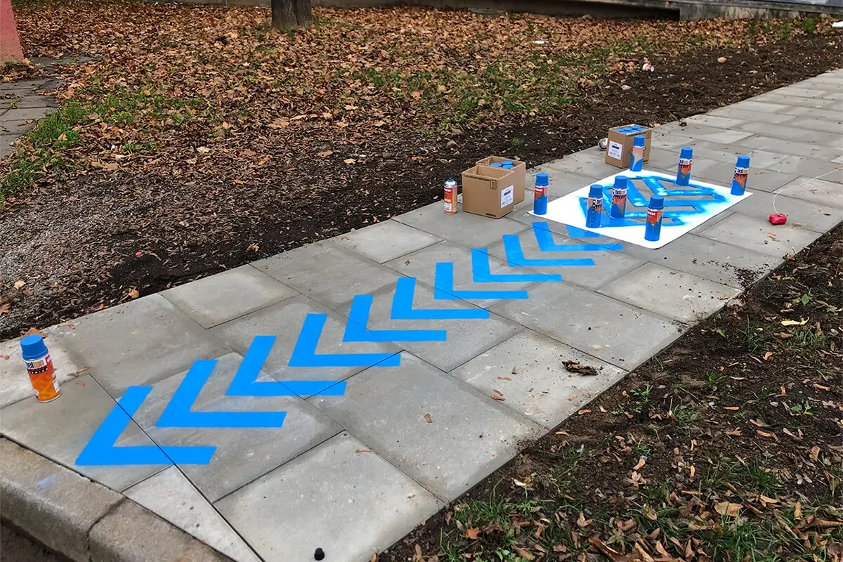 Blaue Pfeilmarkierung als Graffiti-Wegführung am Wiener Platz Stuttgart-Feuerbach