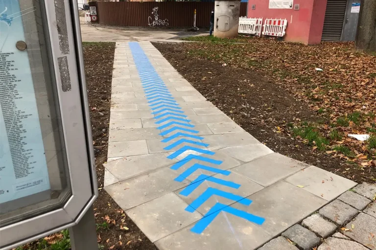 Blaue Pfeilmarkierung als Graffiti-Wegführung am Wiener Platz Stuttgart-Feuerbach