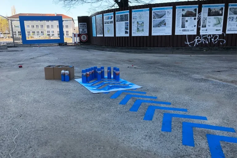 Blaue Pfeilmarkierung als Graffiti-Wegführung am Wiener Platz Stuttgart-Feuerbach