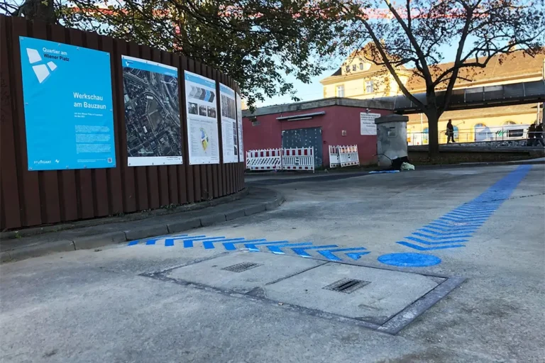 Blaue Pfeilmarkierung als Graffiti-Wegführung am Wiener Platz Stuttgart-Feuerbach
