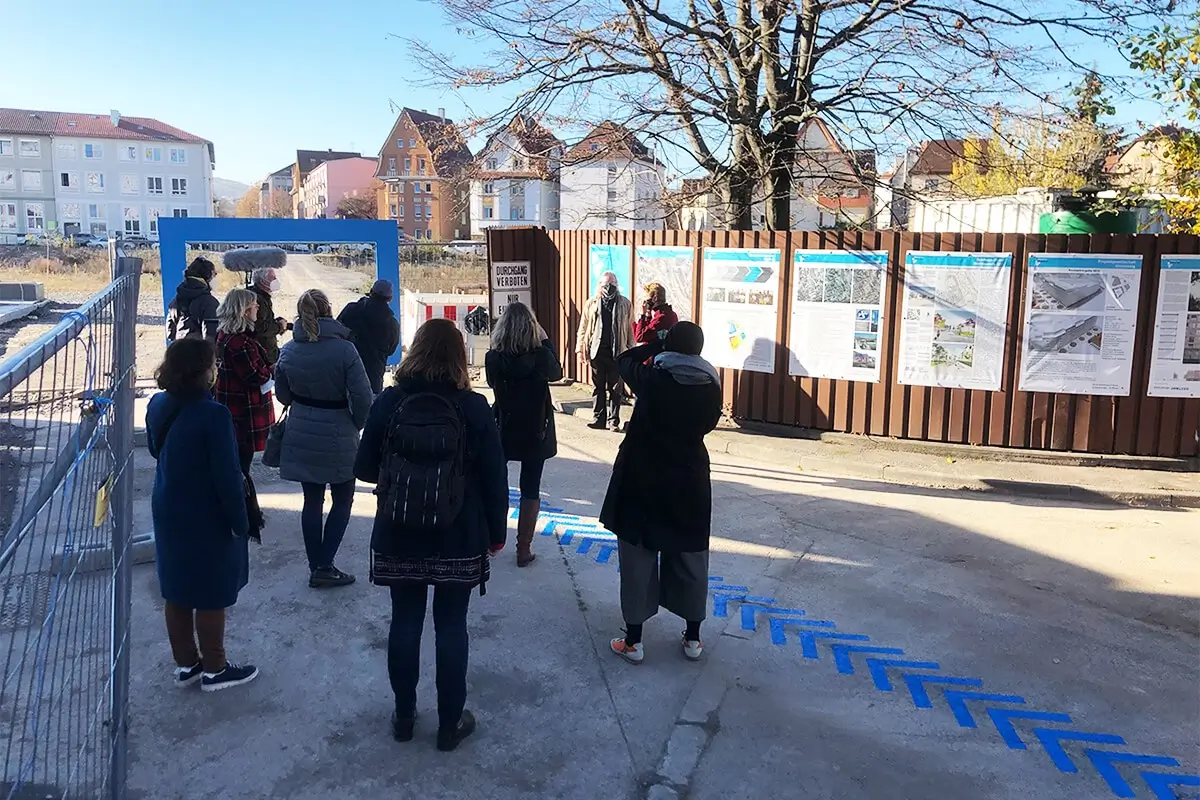 Blaue Pfeilmarkierung als Graffiti-Wegführung am Wiener Platz Stuttgart-Feuerbach