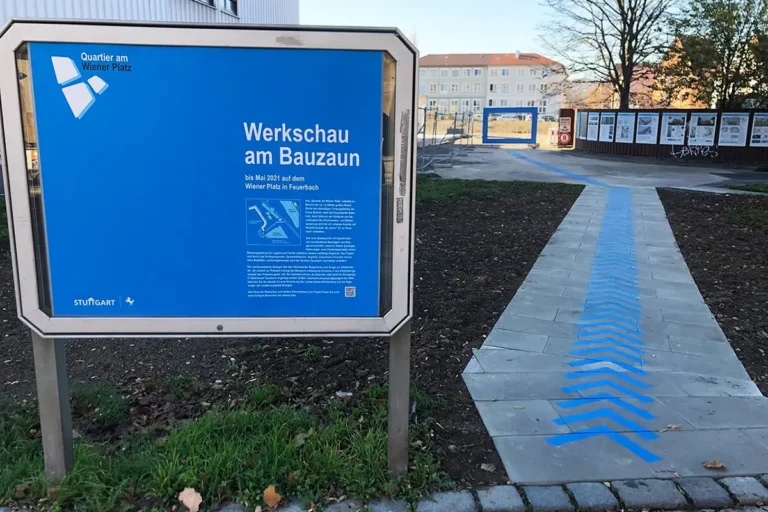 Blaue Pfeilmarkierung als Graffiti-Wegführung am Wiener Platz Stuttgart-Feuerbach