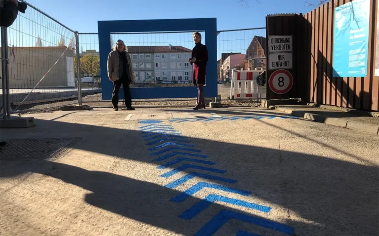 Blaue Pfeilmarkierung als Graffiti-Wegführung am Wiener Platz Stuttgart-Feuerbach