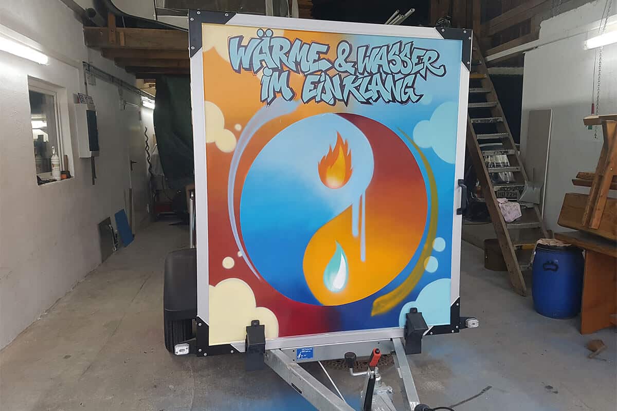 Für unseren Kunden Heizungsbetrieb Lutz haben wir einen Kofferanhänger mit einer einzigartigen Graffiti-Gestaltung rundherum versehen.