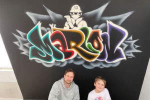 Für Marlon aus Bad Wimpfen (Heilbronn) haben wir eine Wand in der  Zockerecke seines Kinderzimmers mit einem farbenfrohen Graffiti gestaltet.