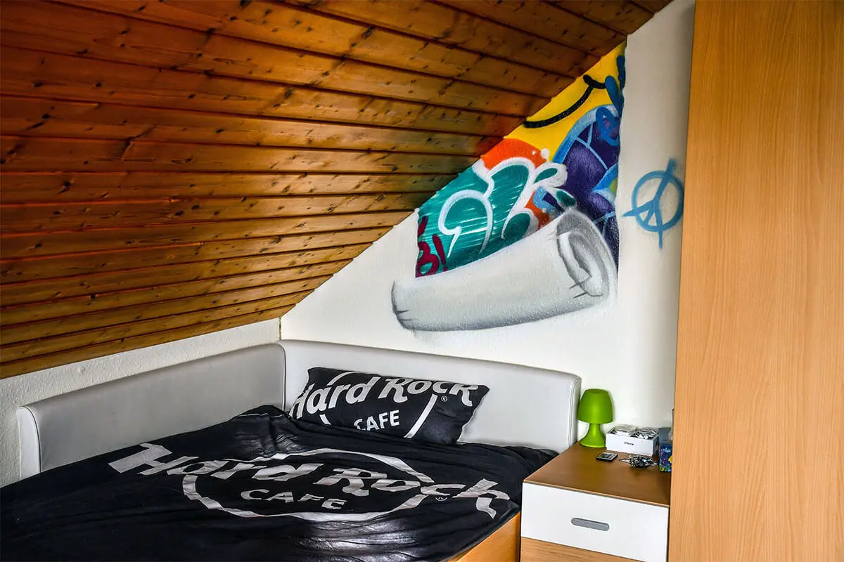 Kreative Kinderzimmergestaltung in Ottenbach: Für Rouven und Lisanne haben wir Graffitis mit Porträts, Buchstaben und Tapeten gestaltet. Farbenfroh und einzigartig!