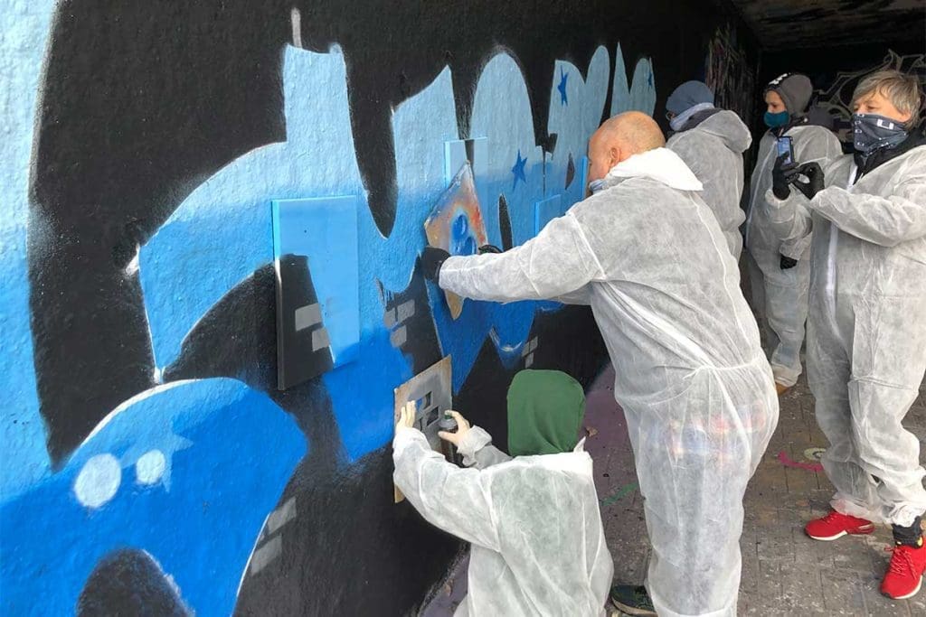 Graffiti Familienevent "L-MOBILE" Zusammen mit der Familie Widmann planten und sprühten wir ein riesengroßes Graffiti!