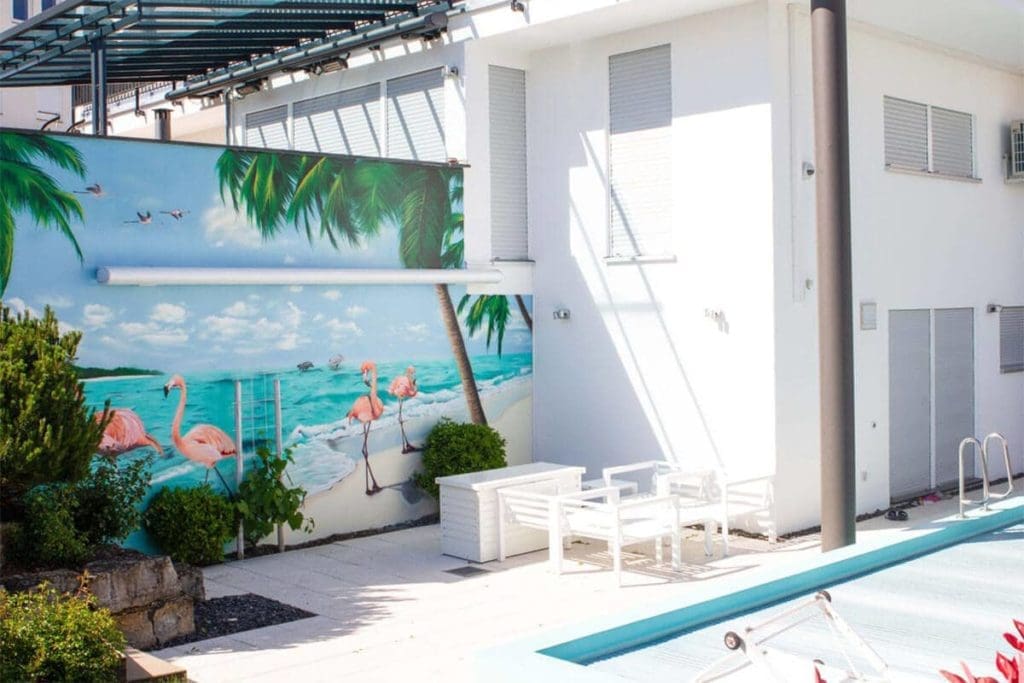 Für unseren Kunden aus Steinheim an der Murr als dem Landkreis Ludwigsburg, haben wir den Urlaub nachhause gebracht. Chris besprühten auf der Pool-Terrasse die gegenüberliegenden Wände mit zwei farbenfrohen Motiven.