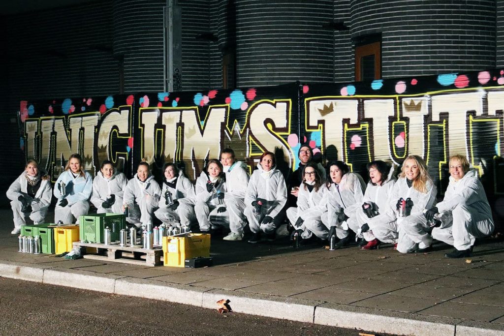 Weihnachtsfeier mal anders! Die Physiotherapeuten von Unicum haben sich gegen den Weihnachtsmarkt und für eine coole Graffiti Aktion entschieden!