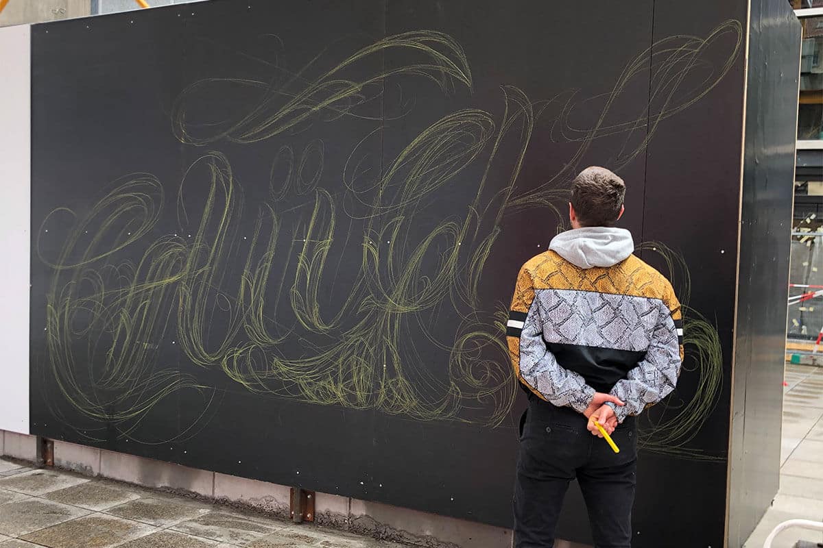 Für unser Projekt "Baustelle trifft Kunst" dass wir in Zusammenarbeit mit der Ed Züblin AG Stuttgart organisieren, hat Moritz an einer Baustelle in Stuttgart den Bauzaun gestaltet.