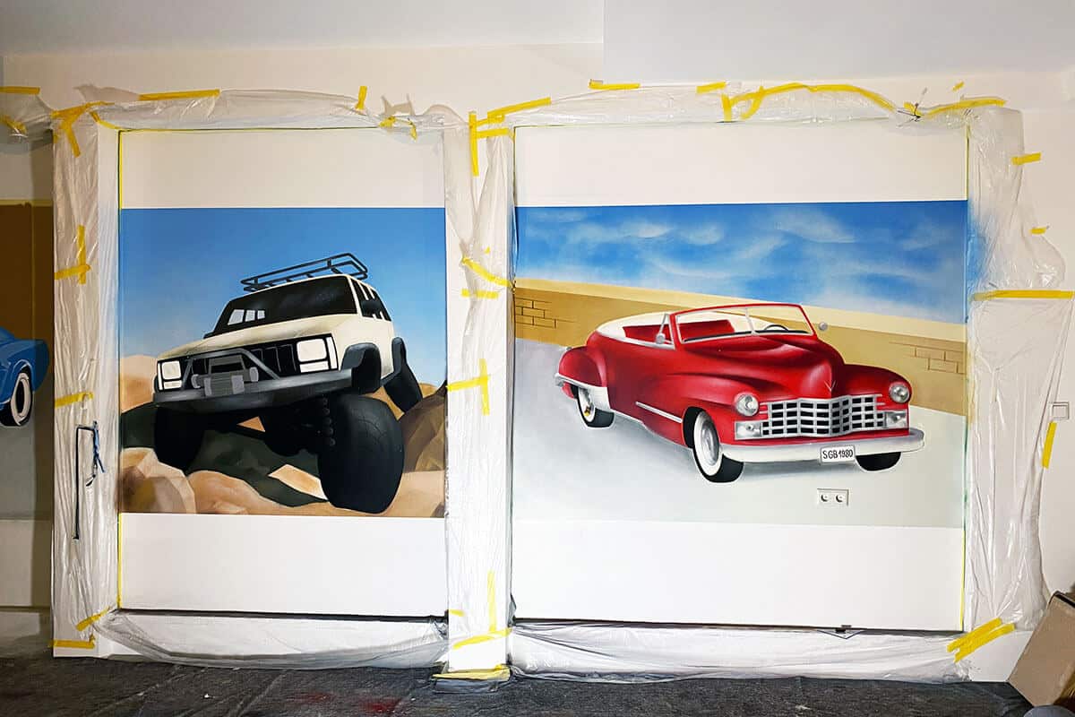 Für unseren Kunden aus Stuttgart Mühlhausen, hat Moritz drei Fahrzeuge an die Werkstattwand gemalt. Moritz sprühte ein Mustang, ein Cherokee und ein Cadillac.