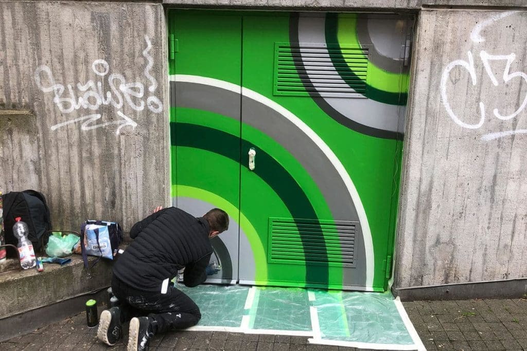 Von der IVT Immobilien, Vermögen und Treuhand GmbH wurden wir beauftragt die beschmierte Tür eines Müllraumes in der Stuttgart Innenstadt zu verschönern.