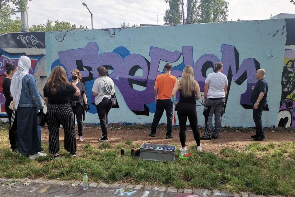 Zusammen mit der privaten Berufsschule ProGenius aus Stuttgart haben wir einen Graffiti Workshop mit den Schülern umgesetzt.