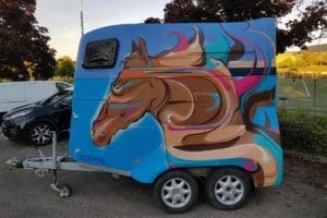 Für unseren Kunden aus Bondorf aus dem Landkreis Böblingen haben wir einen Pferdeanhänger gestaltet.