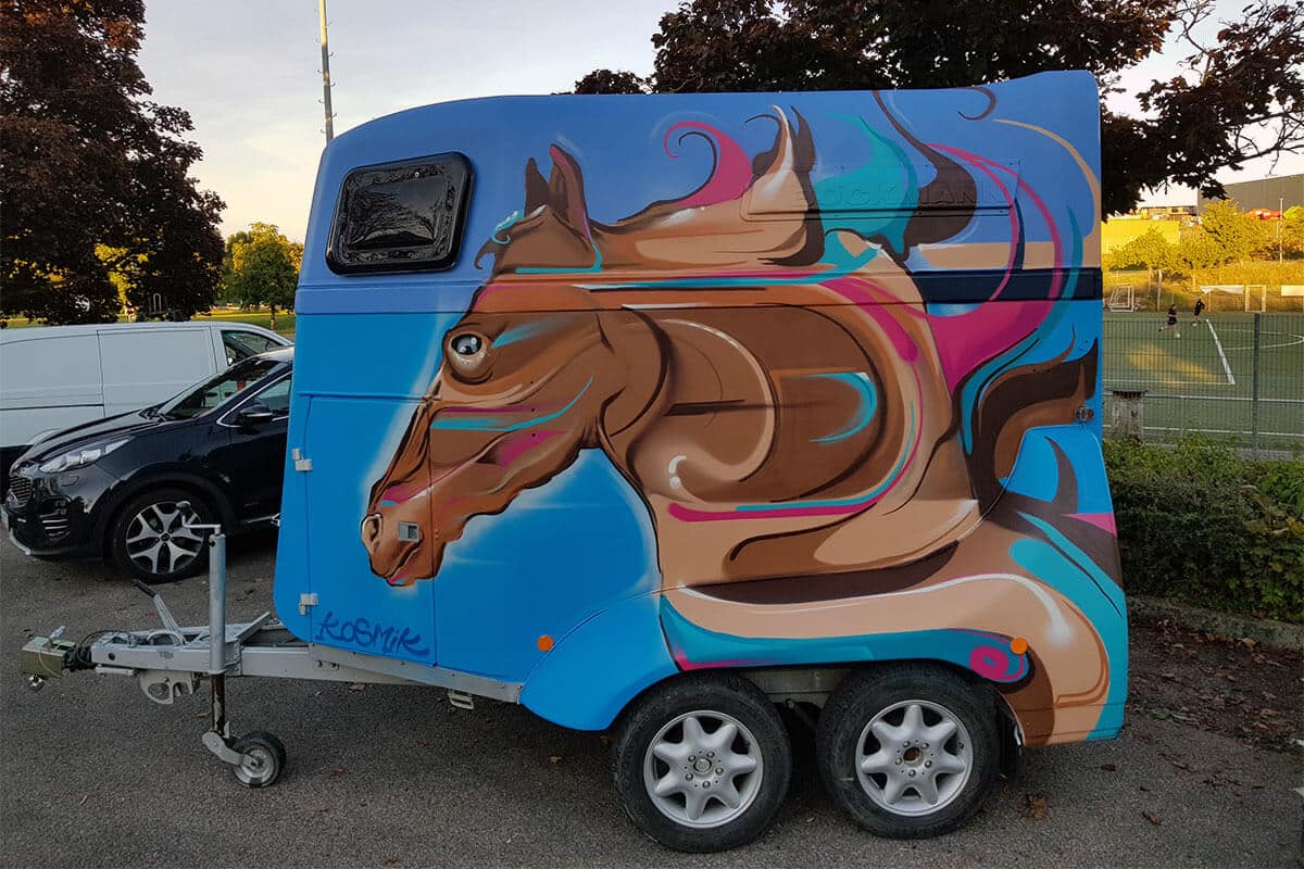 Für unseren Kunden aus Bondorf aus dem Landkreis Böblingen haben wir einen Pferdeanhänger gestaltet.
