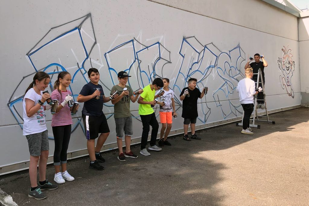 Für das Jugendzentrum JUKS hoch 3 in Schramberg im Landkreis Rottweil haben wir dieses Jahr im Rahmen des Sommerferien-Programms einen Graffiti-Workshop durchgeführt.