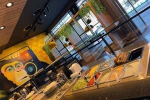 Für die Neueröffnung des 3Men’s Kebab in Rüti am Zürichsee hat Moritz eine Wand des Ladenlokals mit einem funky Affen besprüht.