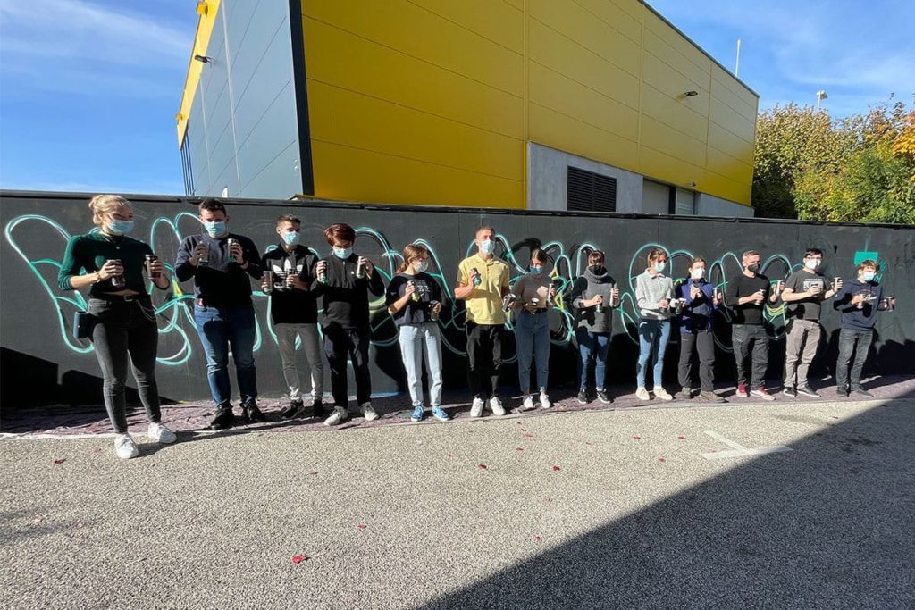 Ein Schulausflug der besonderen Art: Die Schüler des Carl-Benz-Gymnasiums tauchten in die bunte Welt des Graffitis ein und schufen gemeinsam ein einzigartiges XXL-Kunstwerk.