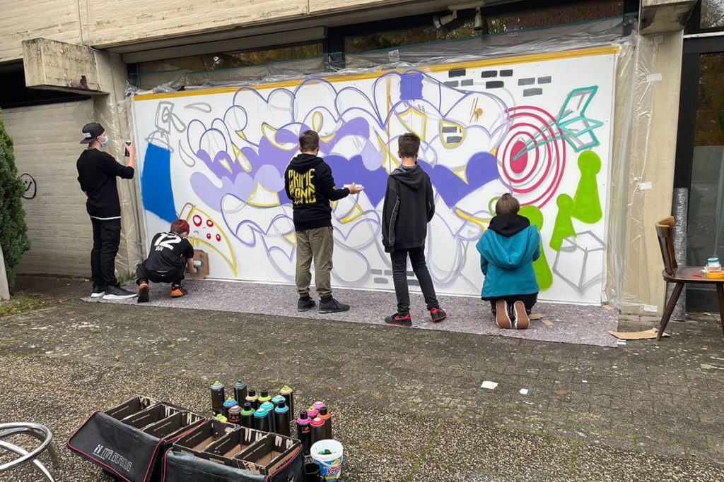 Zusammen mit den Kindern und Jugendlichen aus dem Jugendtreff Stube aus Ehningen aus dem Landkreis Böblingen haben wir die Fassade am Eingang mit einem Graffiti Schriftzug gestaltet.