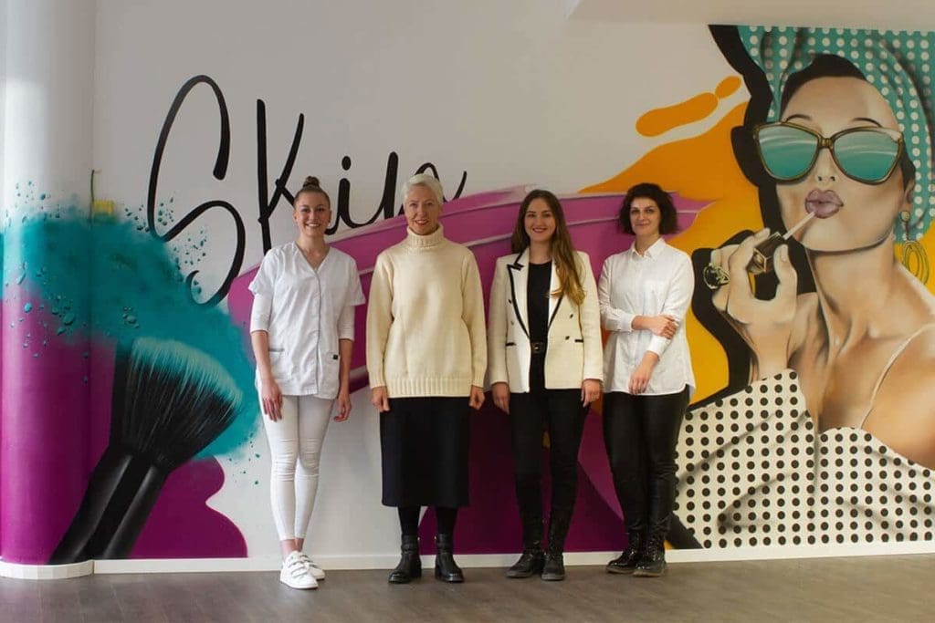 Für die Kosmetikschule Lehmann aus Stuttgart haben wir die neuen Räumlichkeiten mit einem farbenfrohen Wandgestaltung verschönert.