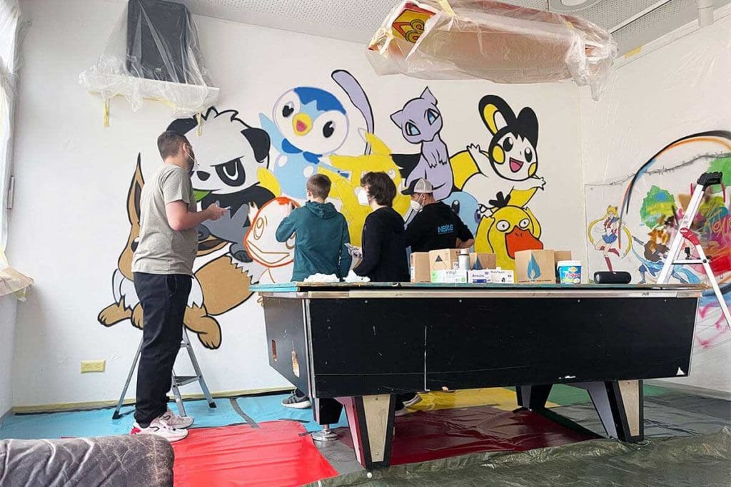 Zusammen mit Kim und den Jugendlichen aus dem Jugendhaus Nexus in Esslingen haben wir eine Wand des Aufenthaltsraums neu gestaltet.