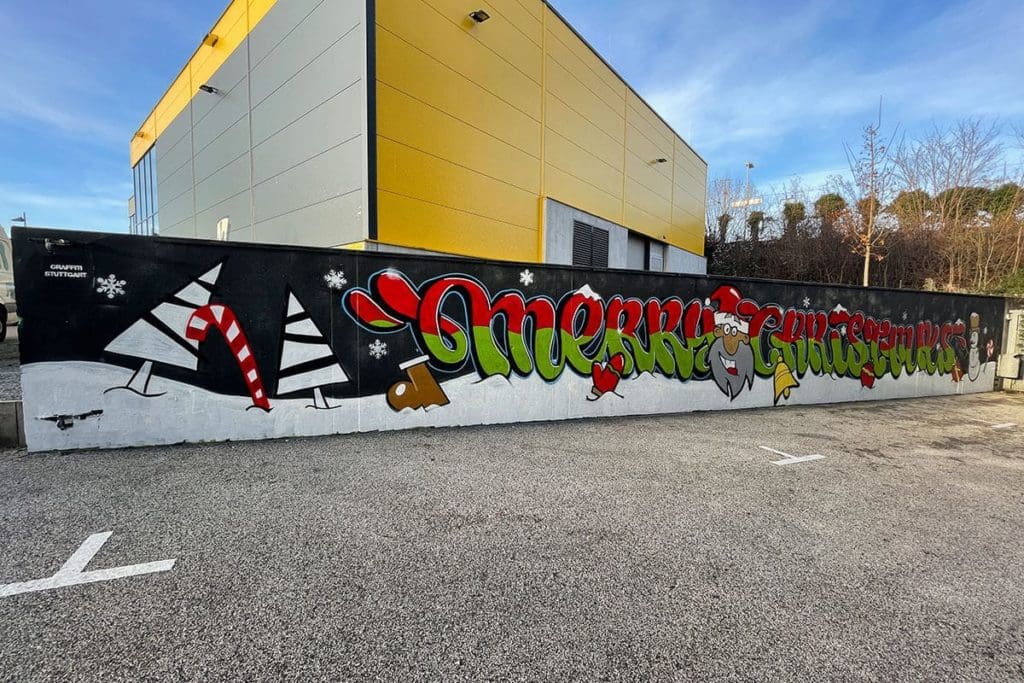 Pünktlich zu Weihnachten haben beim Jugendhaus dasCANN ein Weihnachtsgraffiti mit Jugendlichen gesprüht.