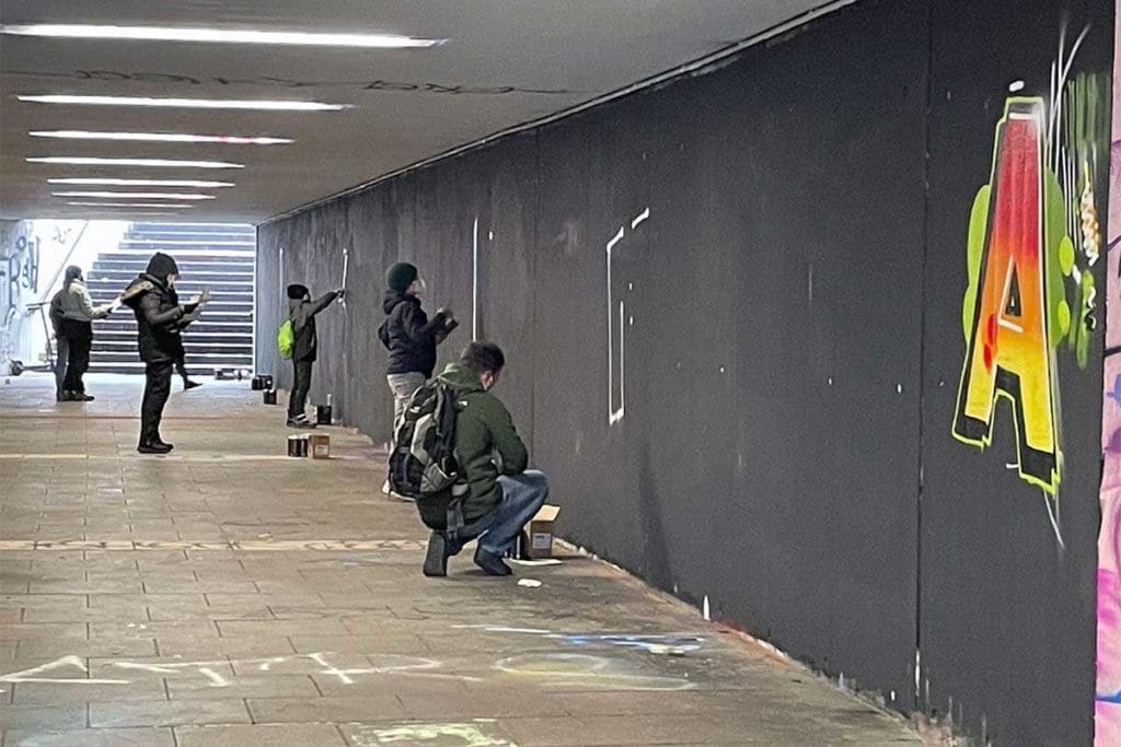 Im Graffiti Anfänger Workshop werden die Grundkenntnisse im Theorieunterricht vermittelt und am Praxistag im ersten eigenen Graffiti umgesetzt.