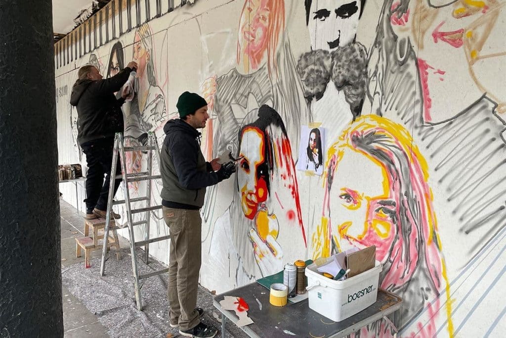 Für das neue Slow Food Lokal Heaven's Kitchen in Stuttgart, haben wir die Baustellenwand mit einem farbenfrohen Gestaltung versehen.