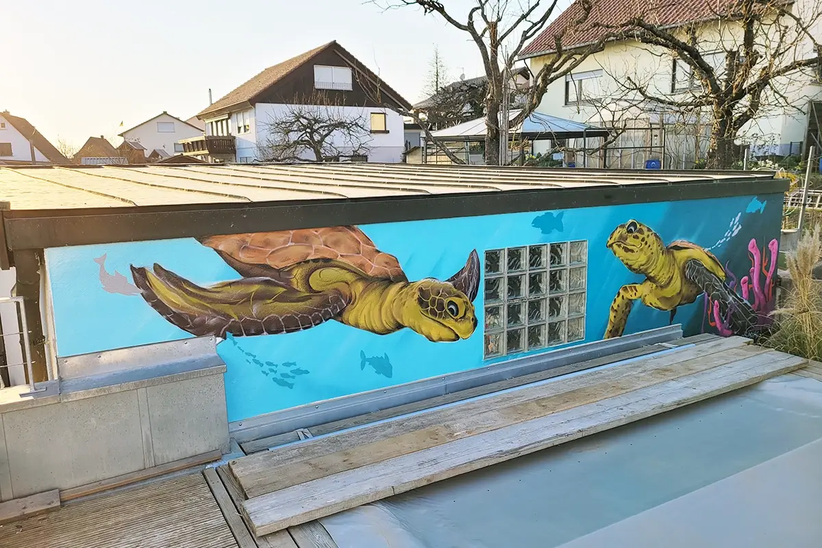 Eine kreative Graffiti-Wandgestaltung bringt Leben in jeden Raum – so wie diese beeindruckende Unterwasserwelt mit zwei imposanten Schildkröten.