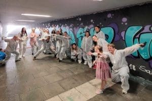 Gemeinsam mit der KiFaZ Kindergarten und Tageseinrichtung haben wir als Dankeschön für die Eltern eine bunte Graffiti Aktion organisiert.