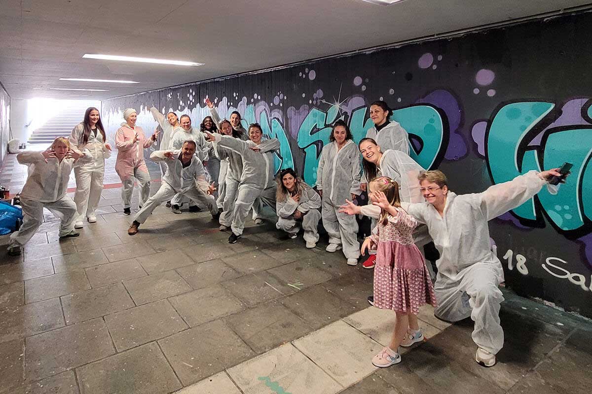 Gemeinsam mit der KiFaZ Kindergarten und Tageseinrichtung haben wir als Dankeschön für die Eltern eine bunte Graffiti Aktion organisiert.